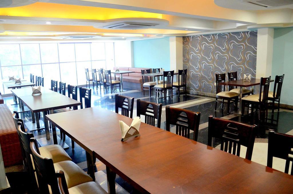 Geetika Galaxy Hotel Kanpur Buitenkant foto