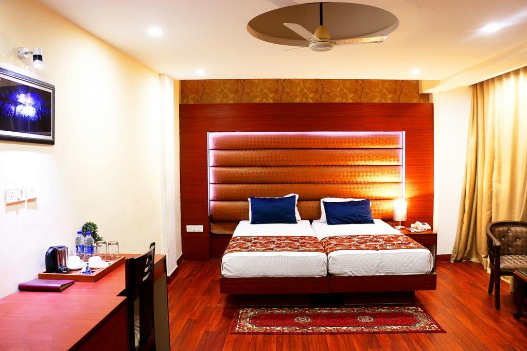 Geetika Galaxy Hotel Kanpur Buitenkant foto