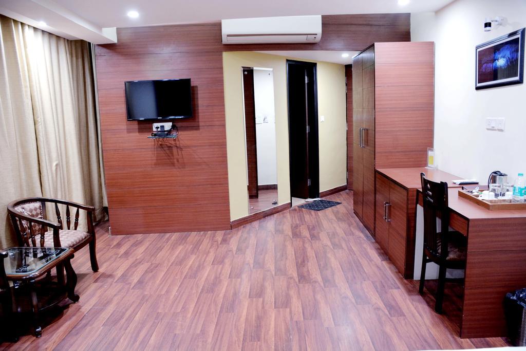 Geetika Galaxy Hotel Kanpur Buitenkant foto